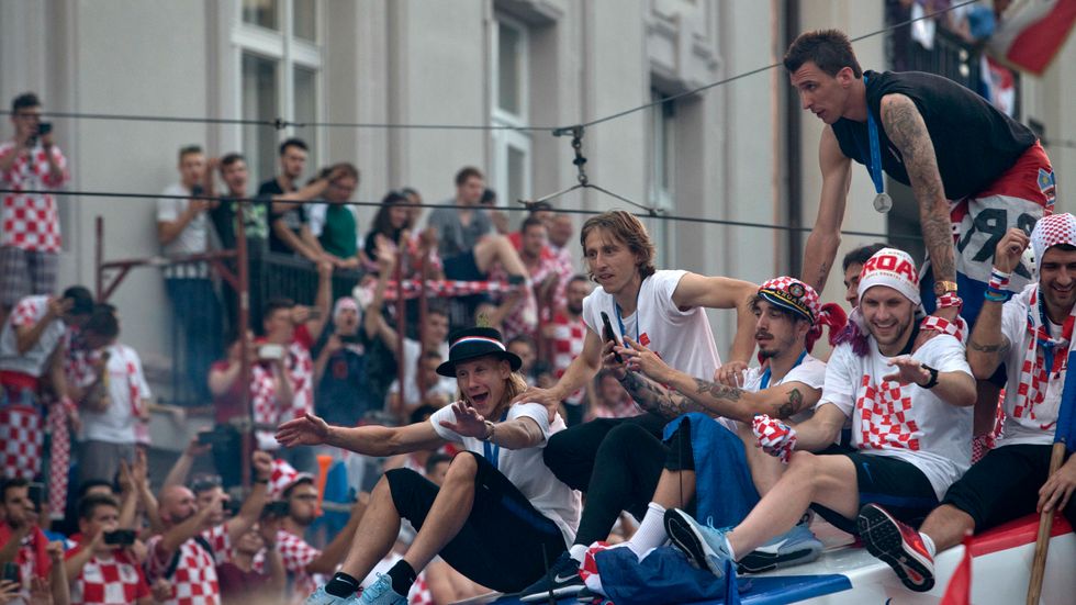 Luka Modric (i vitt) och hans landslagskollegor fick stora ovationer för sitt VM-silver.