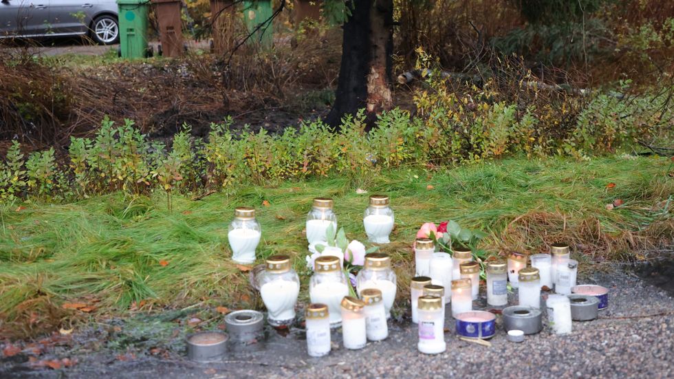 Tända ljus vid platsen där tre tonåringar omkom i en bilolycka på söndagen, vid Hultafors utanför Borås.