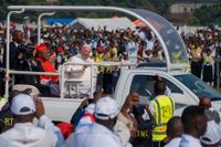 Påve Franciskus på N'Dolo-flygplatsen i Kinshasa på onsdagen.