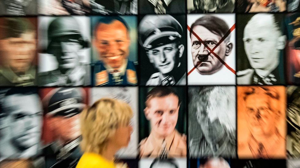 Piotr Uklański, ”Real Nazis”, 2017. Ett porträttgalleri med 2013 bilder av kända nazister är närmare fem meter långt och täcker en hel vägg i Nene Galerie.