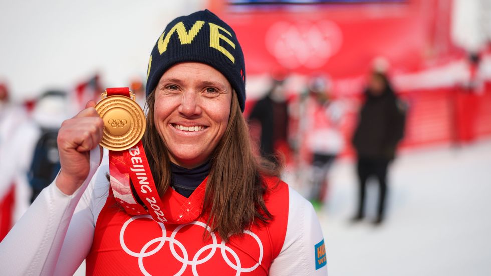 Sveriges Sara Hector poserar med storslalomguldet, efter slalomen.