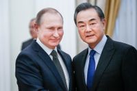 Vladimir Putin tillsammans med Kinas utrikesminister  Wang Yi.