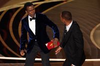 Skådespelaren Will Smith (till höger) slog komikern Chris Rock i ansiktet i direktsändning på Oscarsgalans scen.