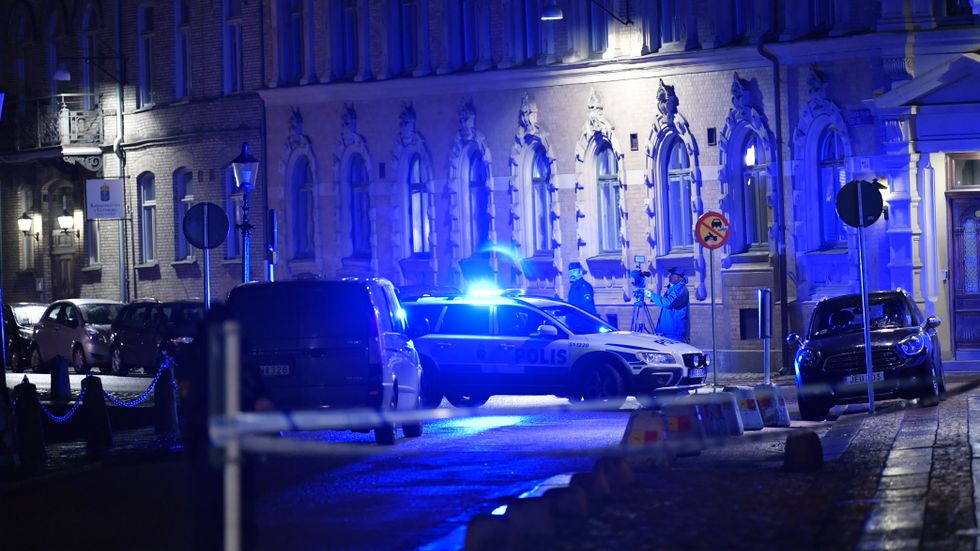 I lördags attackerades Judiska församlingen i Göteborg. Tre män i 20-årsåldern har anhållits för attentatet.