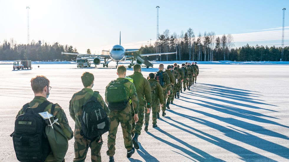 Norge skickar ytterligare soldater till Litauen. Här håller norska soldater på att kliva ombord på ett flygplan till Litauen för några veckor sedan. Arkivbild.