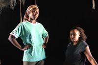 Nancy Ofori (Cleo) och Rachel Ann Willer (Kara) i ”Seven methods of killing kylie jenner”. 