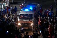 Ambulans från Röda korset i Libanon transporterade de första omkomna som hittats efter skeppsbrottet förra veckan.