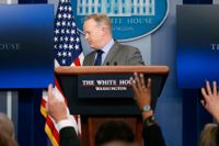 Vita husets pressekreterare Sean Spicer lämnar journalisterna utan att svara på följdfrågor efter att ha hävdat att president Trumps installation var den mest välbesökta i historien – trots att detta uppenbart inte är sant.