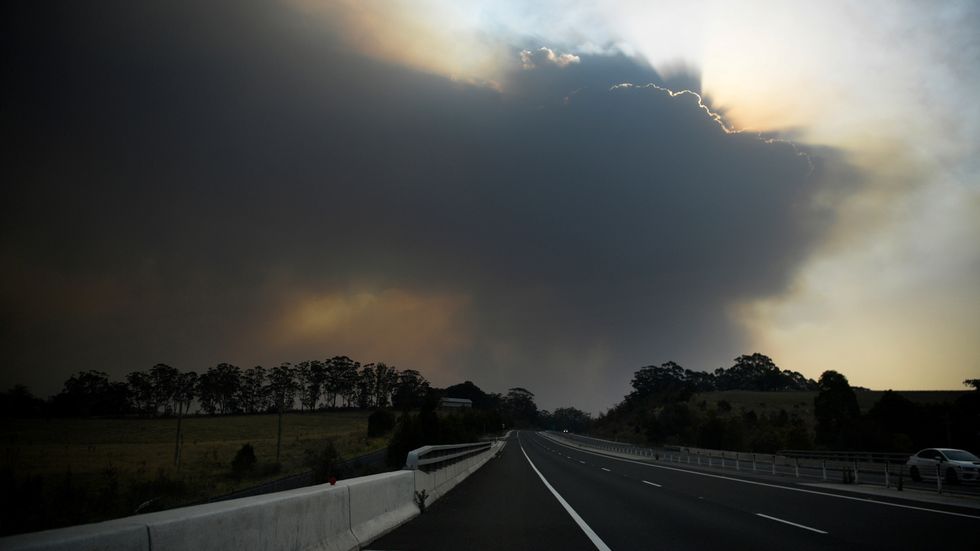 Rök från Currowan-branden syns över staden Nowra i den australiska delstaten New South Wales tidigare i år.