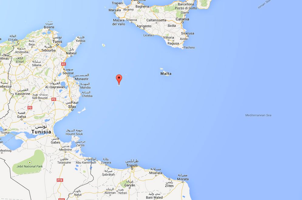 En flyktingbåt kapsejsade under natten till söndagen på libyiskt vatten, omkring 21 mil från den italienska ön Lampedusa.