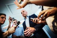 Statsminister Fredrik Reinfeldt möter journalister på onsdagen.
