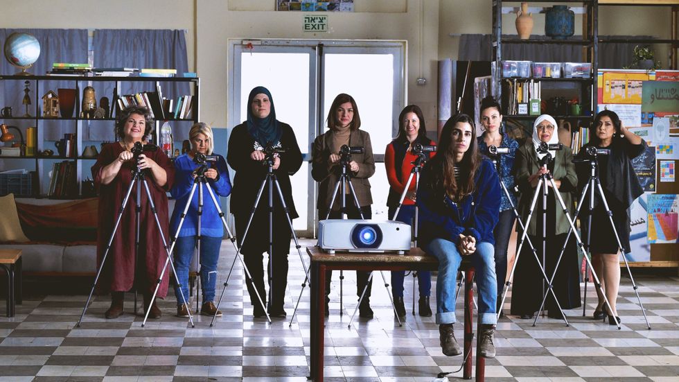 En sekvens ur filmen. Kommunanställda i norra Israel går en kurs i att använda videokamera.
