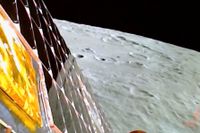 Månens yta samtidigt som den indiska farkosten Chandrayaan-3 förberedde sig för landningen på månen under onsdagen.