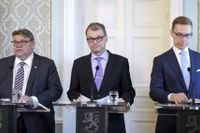 Timo Soini, Juha Sipilä, och Alexander Stubb under en gemensam presskonferens på onsdagen.