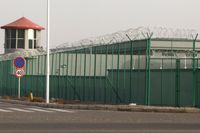 En bild från december i fjol på vakttorn, stängsel och taggtråd kring ett läger i Artux i den kinesiska provinsen Xinjiang.