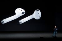 Phil Schiller, vice vd på Apple, presenterar de nya trådlösa hörlurarna.