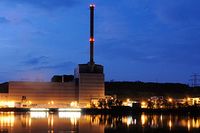 Vattenfalls kärnkraftverk i Krümmel reflekteras i Elbe.