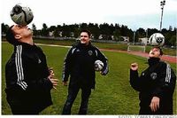 Assyriska Rinkebys tränare Elvir Kazinic håller koll på att Bobby Papadopoulos och Ninos Yilmaz har full bollkontroll.
Foto:  tomas oneborg