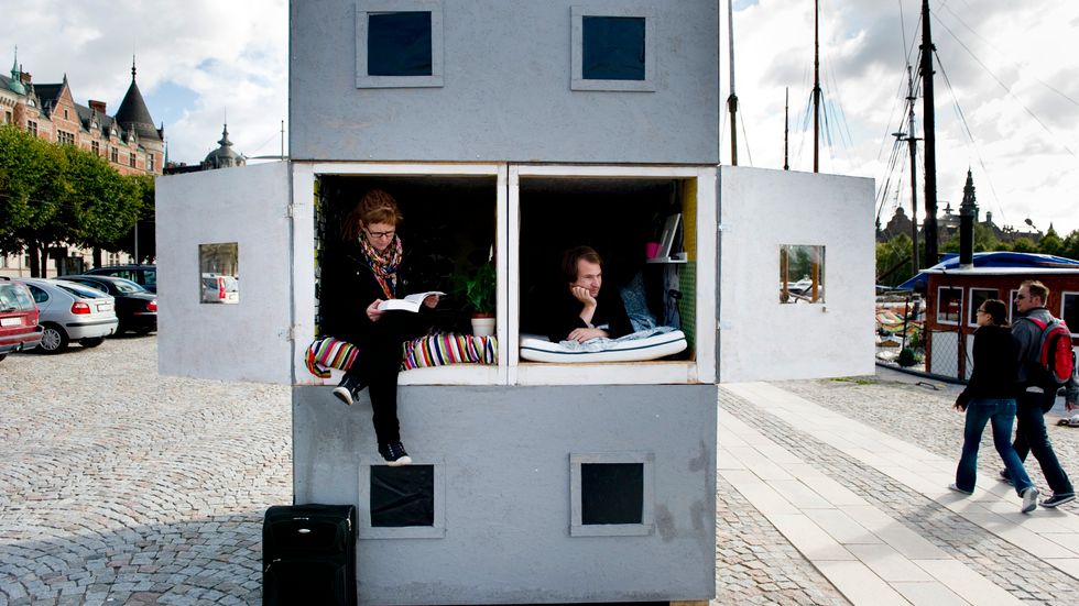 Studenterna Marlise och Fredrik byggde ett minihöghus på Strandvägen i protest mot bostadsbristen 2012.