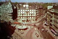 Stureplan på 1940-talet när Marguerite Bjärevall Grosholm växte upp på Sturegatan, till höger i bild. I mitten syns Hotel Anglais, som revs 1955. Längre ner i artikeln finns en bild på platsen som är tagen ur samma vinkel i dag.