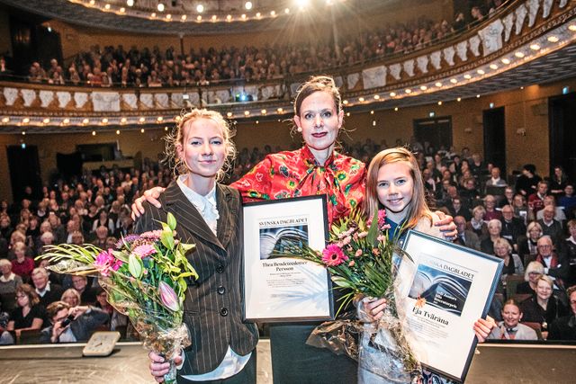 SvD Juniors litteraturpristagare Eja Tväråna till höger. På bilden även Thea Bendetcedotter Persson som fick SvD:s Lilla litteraturpris och prisutdelaren Sara Danius.
