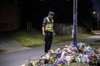 En polis vid platsen där en kollega till honom mördades i Göteborg förra sommaren.