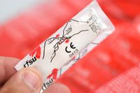 Kondom är säkraste sättet att skydda sig mot könssjukdomar som gonorré och klamydia.