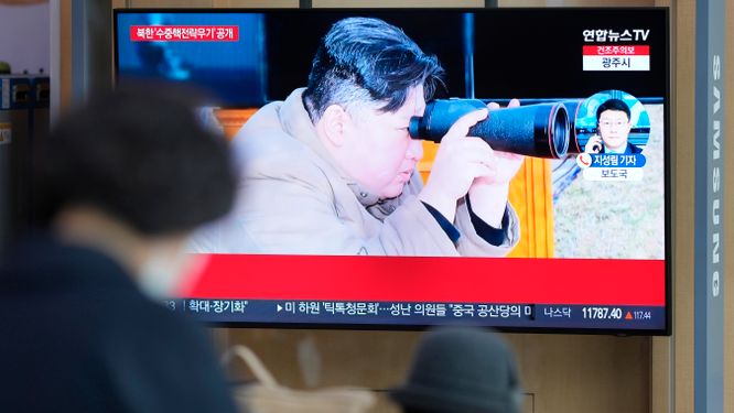 Nordkoreas ledare Kim Jong Un visas i en tv-sändning i Seoul, Sydkorea i mars 2023.
