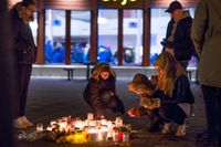 Gravljus tänds vid Kronan skolan efter manifestation till minne av offren för skolattacken i Trollhättan. Tre människor höggs ihjäl. Arkivbild.