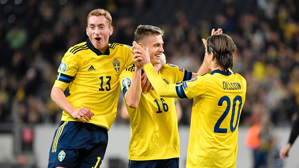 Doldisen Mattias Svanberg gratuleras av Dejan Kulusevski och Kristoffer Olsson efter sitt 2–0-mål.