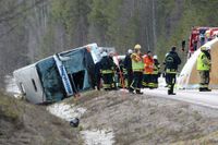Räddningstjänst polis och ambulans på platsen där tre personer dog i en allvarlig bussolycka på E45 mellan Sveg och Fågelsjö i Härjedalen på söndagsmorgonen.