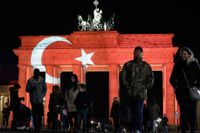 Stadsporten Brandenburger Tor i Berlin lystes på måndagen den 2 januari upp i turkiska flaggans färger, i sympati med Turkiet efter nyårsnattens attentat mot en nattklubb. Berlin drabbades nyligen av ett attentat riktat mot julmarknaden i staden.