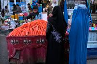 Utöver tvånget att bära burka eller liknande, har halva Afghanistans befolkning fått yrkes- och studieförbud. Arkivbild.