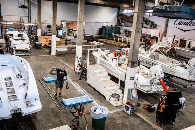 Candela har 35 anställda och bygger båtarna i sin verkstad på Lidingö. 