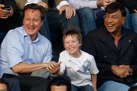 David Cameron, med sin son Arthur, reagerade med glädje när hans lag Aston Villa i Premier League-matchen mot Queens Park Rangers gjorde det första målet på Loftus Road Stadium i London i söndags. Bredvid sitter QPR:s ägare stålmagnaten Lakshmi Mittal.
