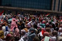 Demonstranter utanför militärhögkvarteret i Sudans huvudstad Khartum. Arkivbild från april 2019.