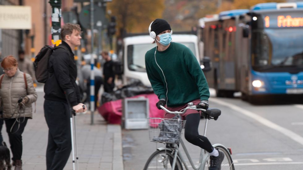 Cyklist iförd munskydd på Kungsholmen i Stockholm.