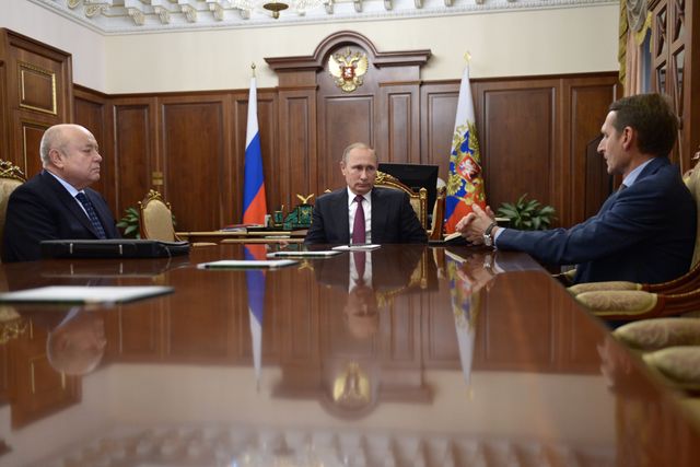 Den 22 september 2016 erbjuder Vladimir Putin chefen för den utländska underrättelsetjänsten SVR Michail Fradkov (t v) en post på den ryska järnvägen med parlamentets talman Sergej Narysjkin (t h) som efterträdare på SVR
