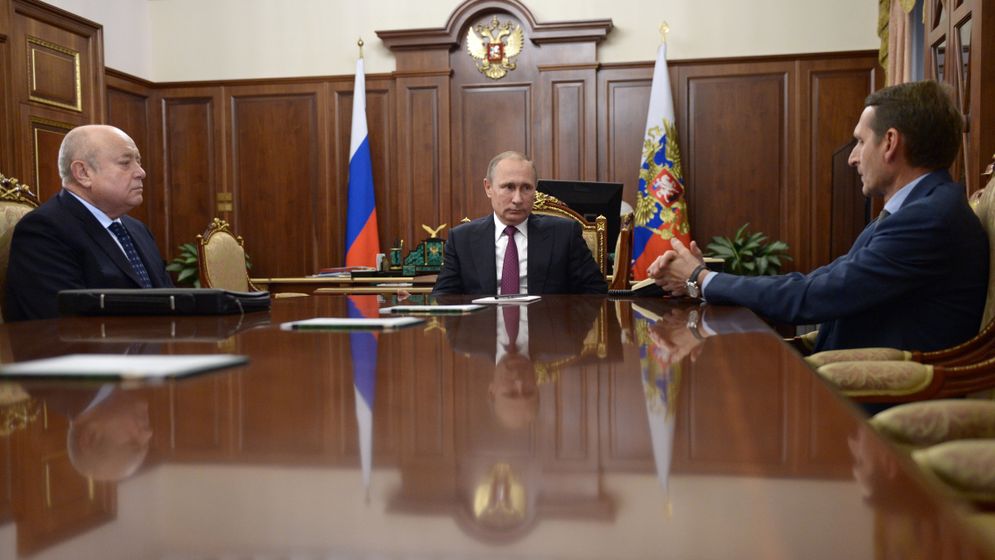 Den 22 september 2016 erbjuder Vladimir Putin chefen för den utländska underrättelsetjänsten SVR Michail Fradkov (t v) en post på den ryska järnvägen med parlamentets talman Sergej Narysjkin (t h) som efterträdare på SVR
