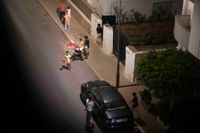 Människor i Rabat söker skydd utomhus efter jordbävningen som skakat Marocko.