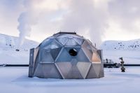 På Island har drömmen om att suga CO2 ur luften har blivit verklighet. I igloon pumpas det CO2-berikade vattnet ned i berggrunden.