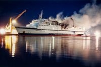 SvD-fotografen Dan Hanssons kända bild från natten den 9 april 1990, då släckningsarbetet på Scandinavian Star pågick i Lysekils hamn.
