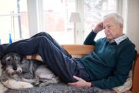 Per Olov Enquist hemma i kökssoffan med hunden Pelle under en SvD-intervju med Karin Thunberg 2013. Han blev 85 år.