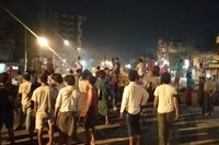 Människor trotsar det nattliga utegångsförbudet i Rangoon för att visa sitt stöd för omkring 200 studenter som fångats in av säkerhetsstyrkor i ett bostadsområde under natten.