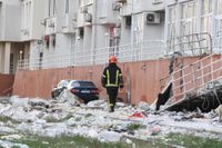 En räddningsarbetare passerar ett bostadshus i Odessa som förstördes av ryska raketattacker i lördags. Minst sex raketer avfyrades mot staden, enligt myndigheter i Ukraina.