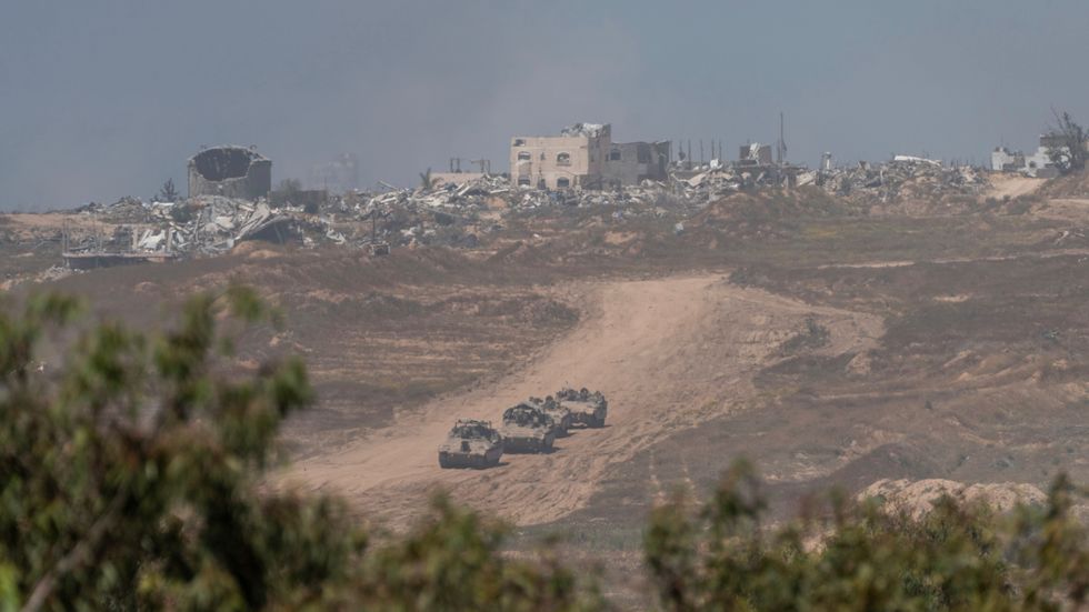 Israeliska stridsvagnar i gränsområdet mellan Israel och Gazaremsan den 17 april.