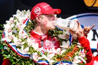 Marcus Ericsson firar vinsten i Indy 500.