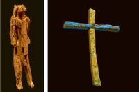 Det äldsta och det yngsta föremålet i utställningen ”Living with gods”: den 40 000 år gamla ”Lejonmänniskan” samt ett kors tillverkat av resterna av en flyktingbåt som förliste i Medelhavet 2013.
