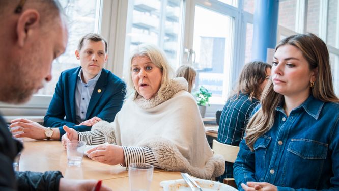     Socialtjänstminister Camilla Waltersson Grönwall (M) vill att fler kommuner väljer Lidingös väg. Här backad av med Johan Hultberg (M) och Louise Meijer (M) från social- och justitieutskotten som detaljstuderat Backa barnet-modellen.