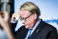 Försvarsminister Peter Hultqvist (S) anklagas för att ha undanhållit information om det ekonomiska läget inför försvarsbeslutet.
